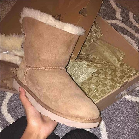 Women's uggs with mini bailey bow. - Picture 4 of 4